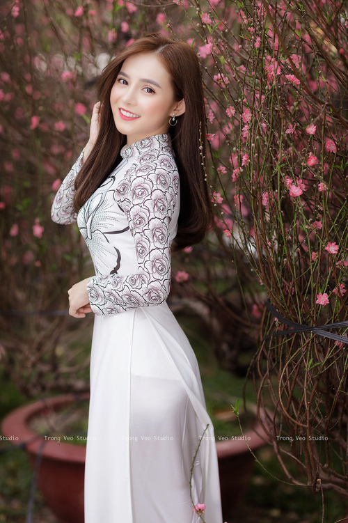 九游app下载中心-光影特技飞跃：夜空中的速度与美学